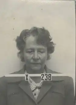 Dorothy McKibbinová na typické služební fotografii Los Alamos s krycím označením