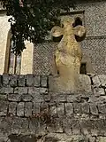 Smírčí kříž v ohradní zdi kostela