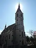 Pohled od severozápadu na věž a západní průčelí