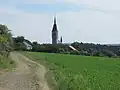 Pohled z dálky od západu na věž kostela západní průčelí