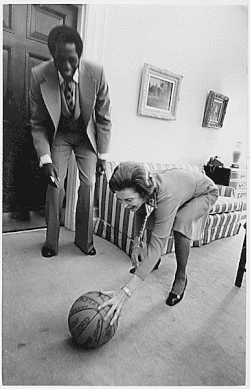 Meadowlark Lemon s Betty Fordovou v roce 1974 v Bílém domě