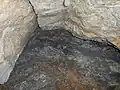Grafitová žíla v jeskyni/lomu na pravém břehu