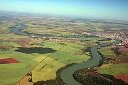 letecký pohled na řeku mezi Itumbiara (GO) a Araporã (MG)