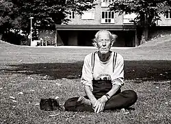 Starý muž medituje v parku, Malmö, Švédsko, 1983
