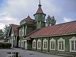 Medvežjegorská nádražní budova na Murmanské železniční magistrále