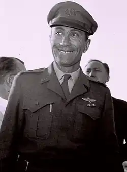 Me'ir Amit na fotografii z dubna 1957.