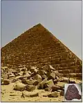 Pyramida Menkaurea; úlomky dílů obložení se stopami broušení a řezání, vpravo dole vzorek makrostruktury použité žuly