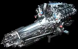 Motor, převodovka a mezinápravový diferenciál (levá dolní část) systému 4Matic značky Mercedes Benz