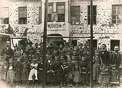 První oficiálně uznaná albánská škola pro chlapce, Korçë, 1899. Ředitel Nuçi Naçi, učitelé Thanas Nona a Kristo Vodica a studenti