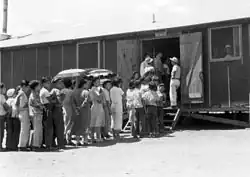 Čekání na oběd před jídelnou v poledne 7. července 1942