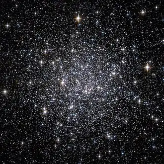 M68 na snímku z Hubbleova vesmírného dalekohledu