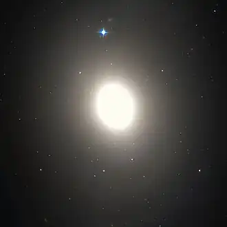 M85 na snímku z Hubbleova vesmírného dalekohledu