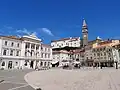 Tartinijev trg s katedrálou sv. Jiřího a sochou G. Tartiniho