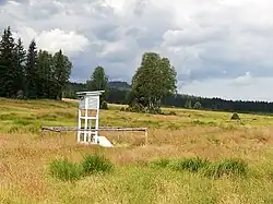 Louka s meteo stanicí Perla, v pozadí vrchol hory Antýgl