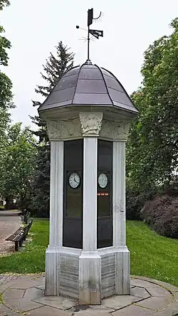 Nový Jičín - sloup z mramoru s bohatými vlysy a oceňovanou kamenickou a sochařskou výzdobou