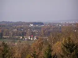 Uprostřed obrázku kostel Panny Marie Sněžné v Lysůvkách