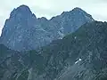 Veľký Mengusovský štít a Čubrina, pod ní travnatější Hrubý štít.