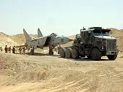 MiG-25, který byl vytažen z písku poblíž Bagdádu