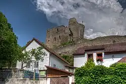 Domy v podhradí a hrad Michalovice