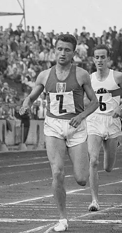 Michel Jazy (vlevo) poráží Němce Haralda Norpotha na mítinku v Enschede v létě 1963