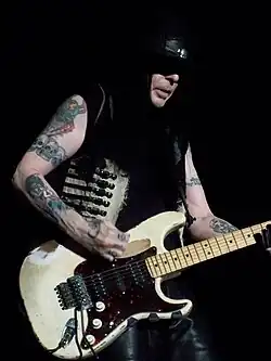 Mick Mars v roce 2009