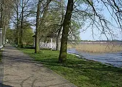 promenáda u jezera