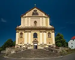 Průčelí kostela