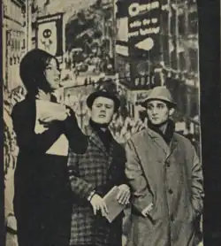 Karel Augusta (uprostřed) ve hře M. Uhdeho Král Vávra (divadlo Večerní Brno, 1964)