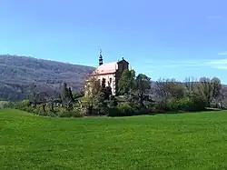 Průčelí kostela sv. Antonína Paduánského v Milešově (r. 2021)