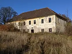 Milhostice - zámek (stav říjen 2021) (10).jpg