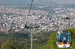 pohled na město v oparu z hory