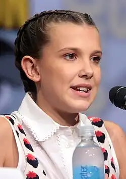 13letá žena se dívá na něco za kamerou.