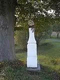 Křížek pod stromem