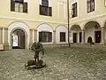Vnitřní nádvoří zámku s renesančními arkádami