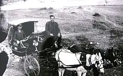 Milton Manaki na kočáru, na silnici mezi Grevenou a Sorovikjem, 1913