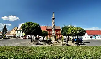 Mimoň, náměstí 1. máje se sochou Nanebevzetí Panny Marie