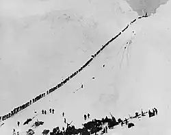 Zlatokopové překračující průsmyk (září 1898)