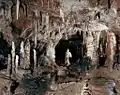 Dutina se stalaktity a stalagmity