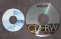 Mini CD (vlevo) a klasické CD