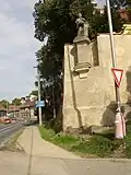 Nároží u kostela se sochou sv. Jana Nepomuckého