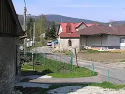 Minkovická kaplička uprostřed novostaveb rodinných domků
