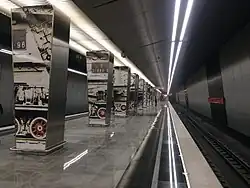 Pohled na nástupiště s pilíři