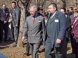 Miroslav Kundrata doprovází prince Charlese při jeho návštěvě v Hostětíně (březen 2010)
