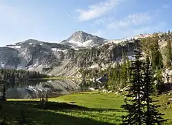 Jezero Mirror Lake a okolí hory Sacajawea Peak