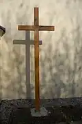 Misijní kříž vedle kostela