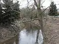 Řeka Výrovka u mostu v obci