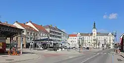 Severní část náměstí Hauptplatz s radnicí, postavenou v roce 1901