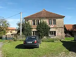 Auto před domem