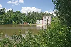 pohled na rybník u mlýna Skály u Škrovádu