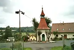 Mlýnské Struhadlo kaplička na návsi.jpg